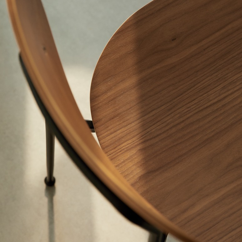 Lilo - Chaise en noyer et métal noir