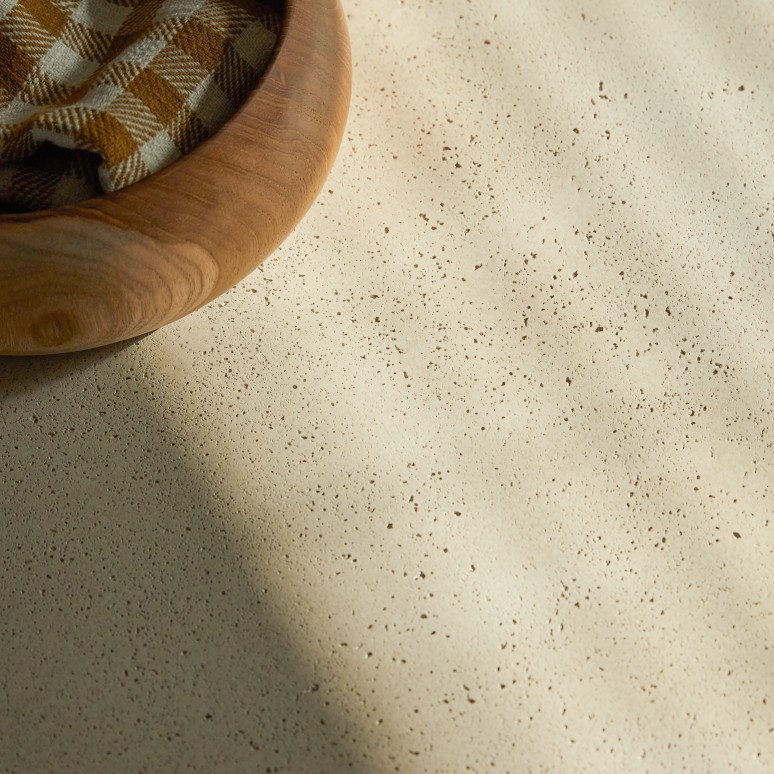 Rose May - Mesa de jardín redonda de acacia maciza y cemento crudo 4/6 pers.