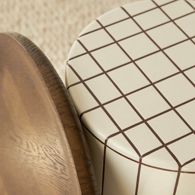 Georges - Runder Beistelltisch in Creme-Keramikoptik mit Eichen-Tablett