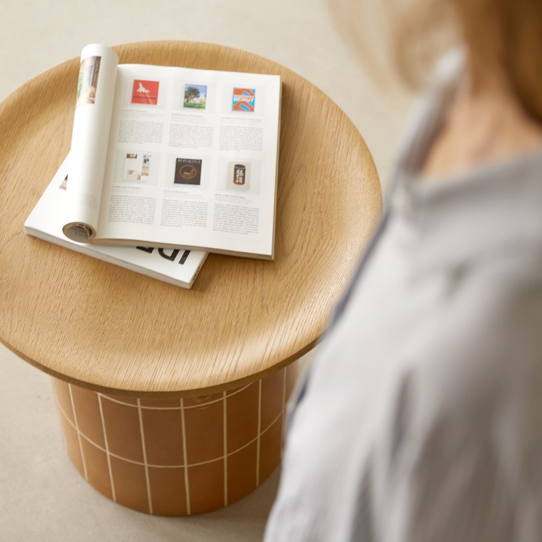 Georges - Ronde mosterdkleurige bijzettafel met keramiek-effect en eiken dienblad