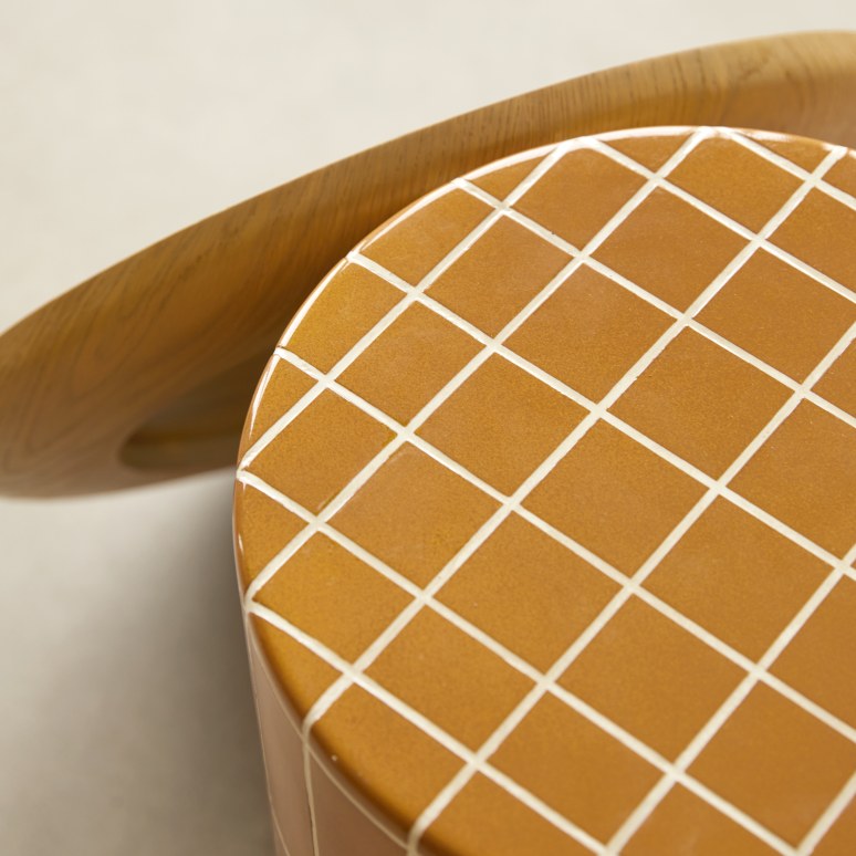 Georges - Ronde mosterdkleurige bijzettafel met keramiek-effect en eiken dienblad