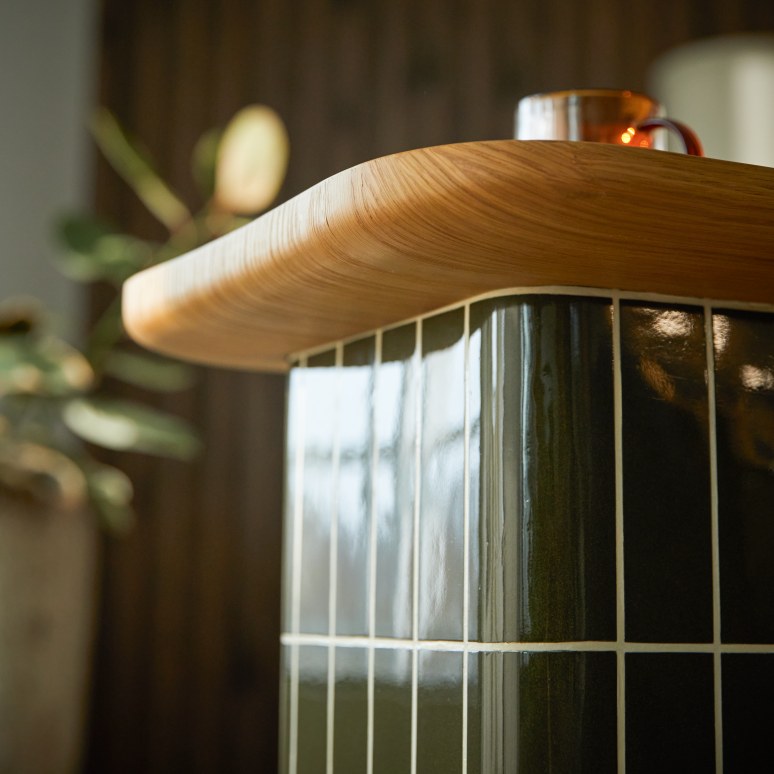 Georges - Tavolino da salotto verde in cemento effetto piastrelle e rovere