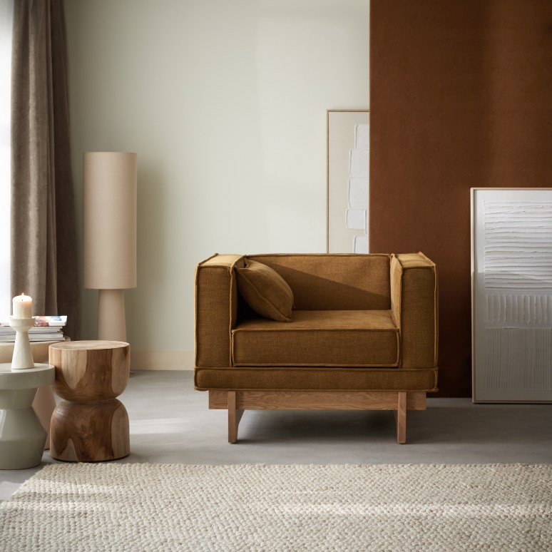 Miu - Eikenhouten fauteuil met okerkleurige stof