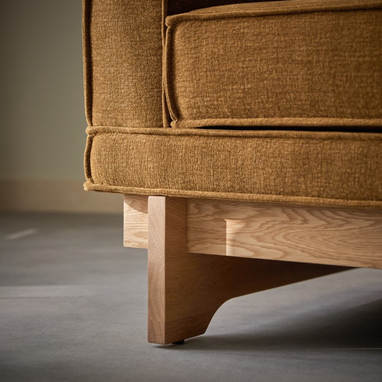 Miu - Fauteuil en chêne massif et tissu ocre