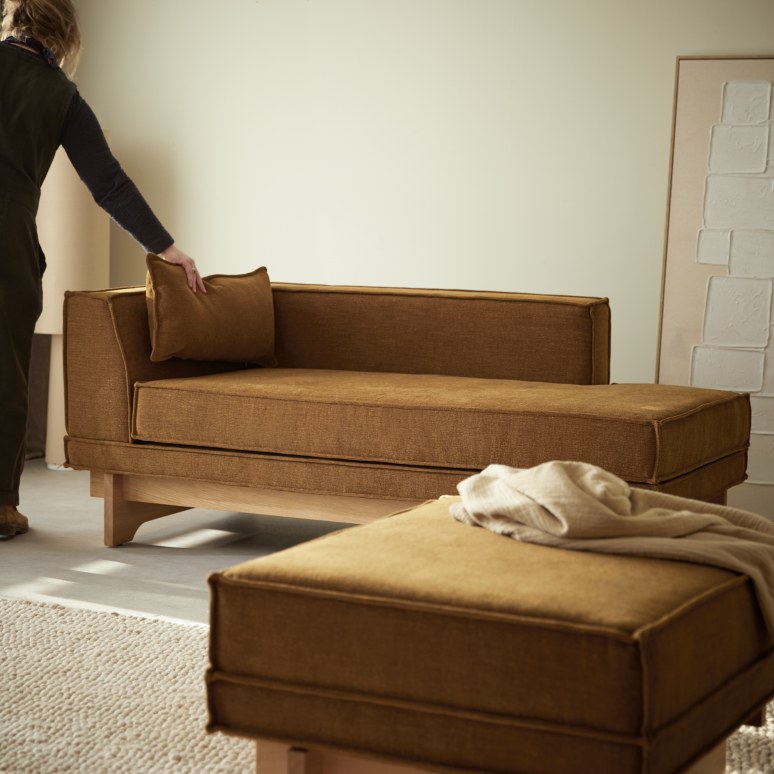 Miu -  Reposapiés de roble macizo y tela ocre