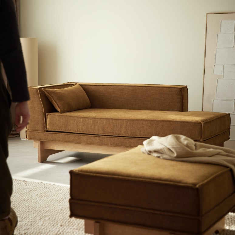 Miu - Houten voetenbank van massief eiken en okerkleurige stof