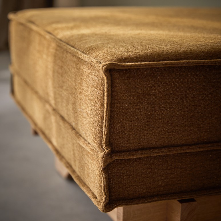 Miu - Fußhocker aus massivem Eichenholz und ockerfarbenem Stoff