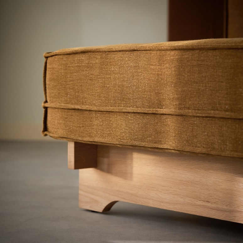 Miu - Repose-pieds en chêne massif et tissu ocre