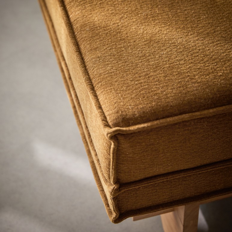 Miu - Repose-pieds en chêne massif et tissu ocre