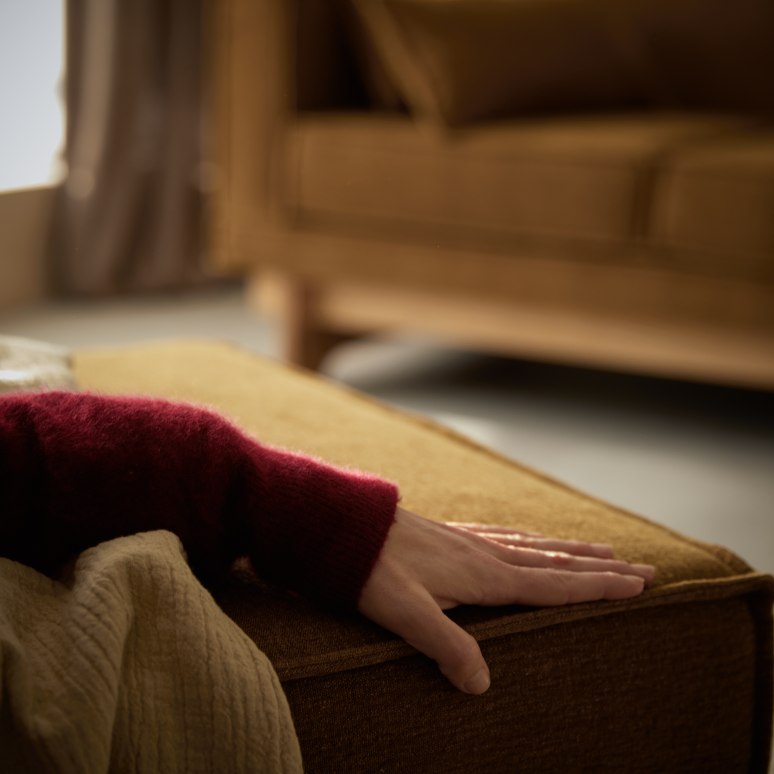 Miu - Sofá de roble macizo y tejido ocre, 3 plazas