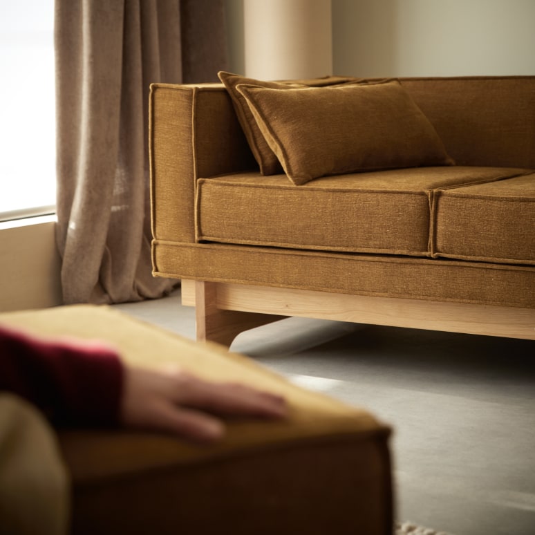 Miu - Canapé en chêne massif et tissu ocre, 3 places
