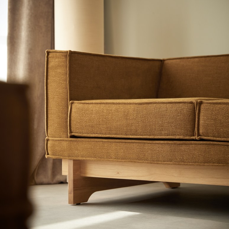 Miu - Sofa aus massivem Eichenholz und ockerfarbenem Stoff, 3-Sitzer