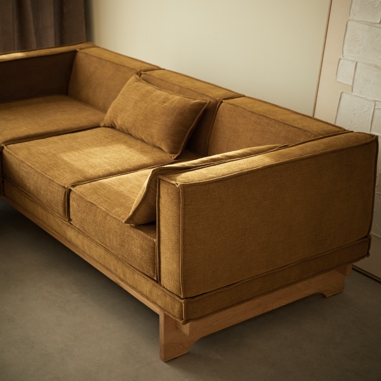 Miu - Sofa aus massivem Eichenholz und ockerfarbenem Stoff, 3-Sitzer