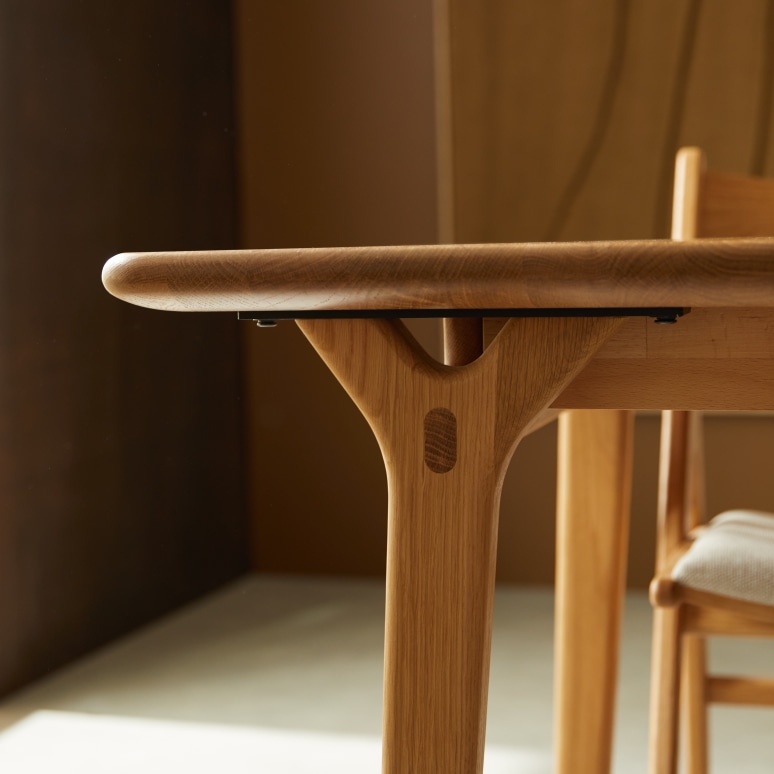 Clara - Uitschuifbare eikenhouten tafel 4-6 pers.