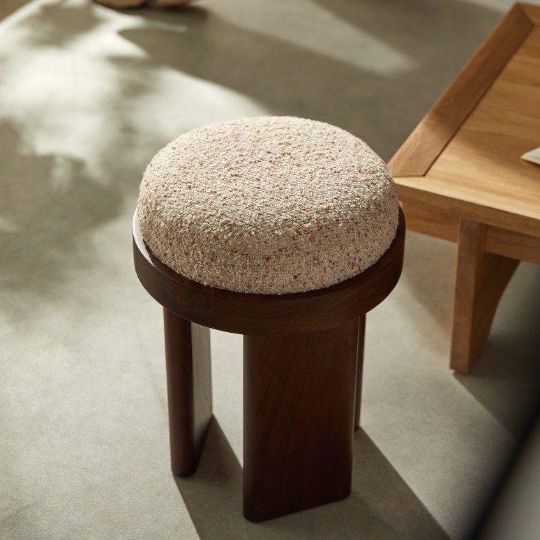 James - Pouf en manguier massif et tissu écru