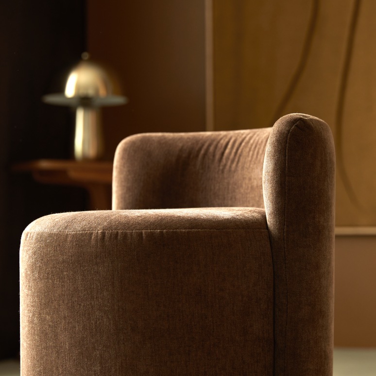 Jamie - Drehbarer Pouf aus Mangoholz und braunem Stoff