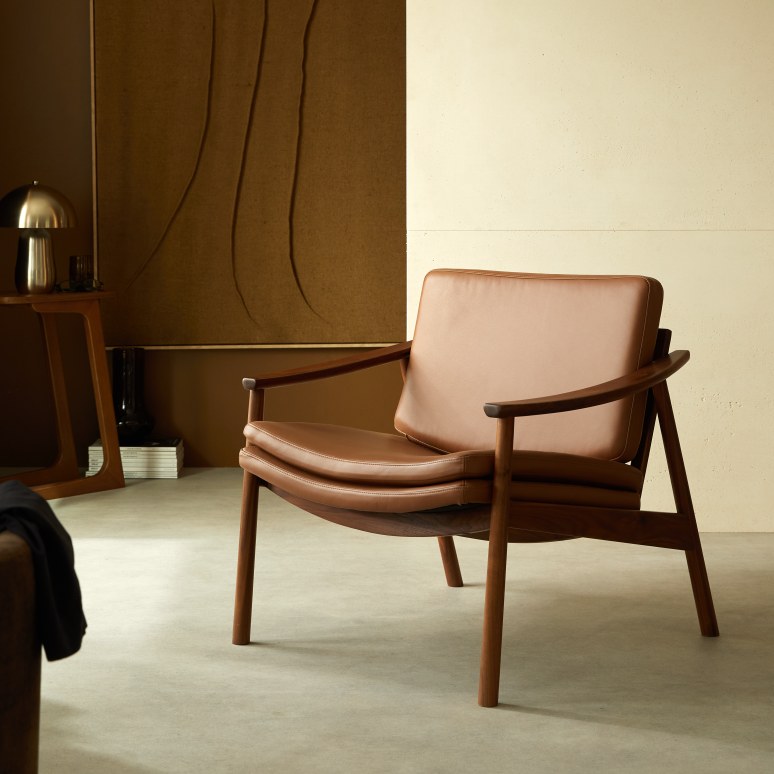 Georges - Fauteuil en noyer massif et cuir