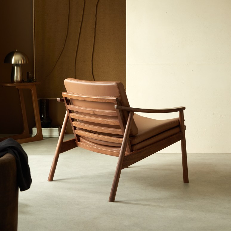 Georges - Fauteuil en noyer massif et cuir