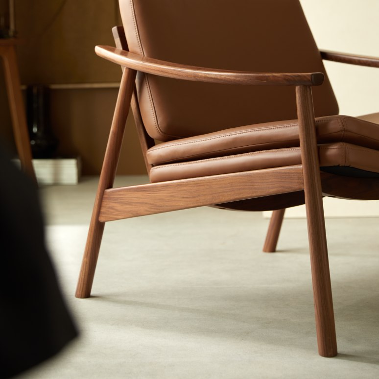 Georges - Sessel aus massivem Nussbaum und Leder