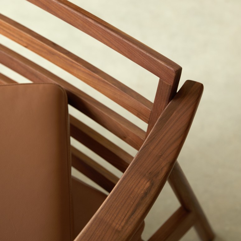 Georges - Fauteuil en noyer massif et cuir