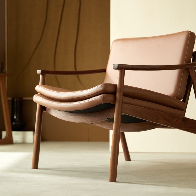 Georges - Fauteuil en noyer massif et cuir
