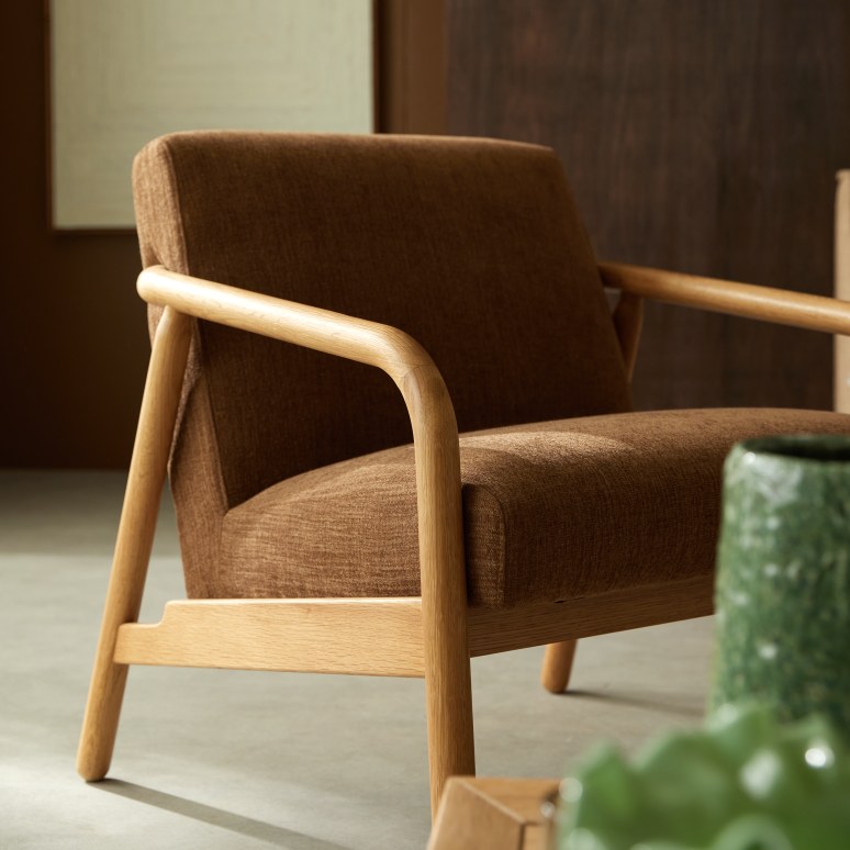 Axel - Fauteuil en chêne massif et velours camel