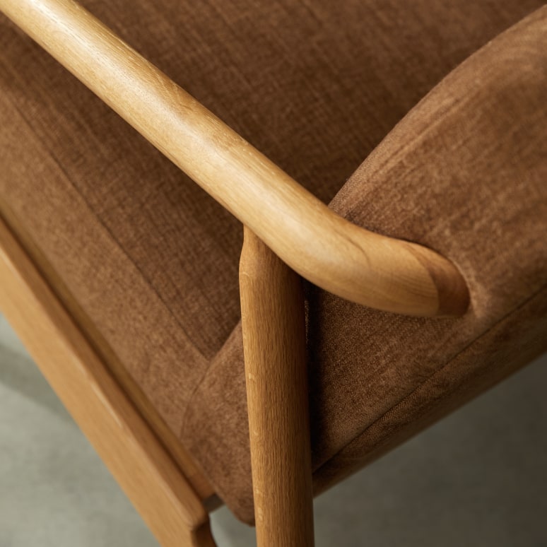 Axel - Fauteuil en chêne massif et velours camel