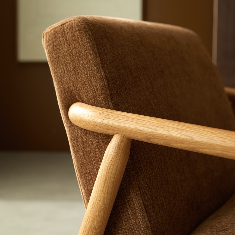 Axel - Fauteuil en chêne massif et velours camel
