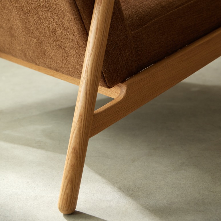 Axel - Fauteuil en chêne massif et velours camel