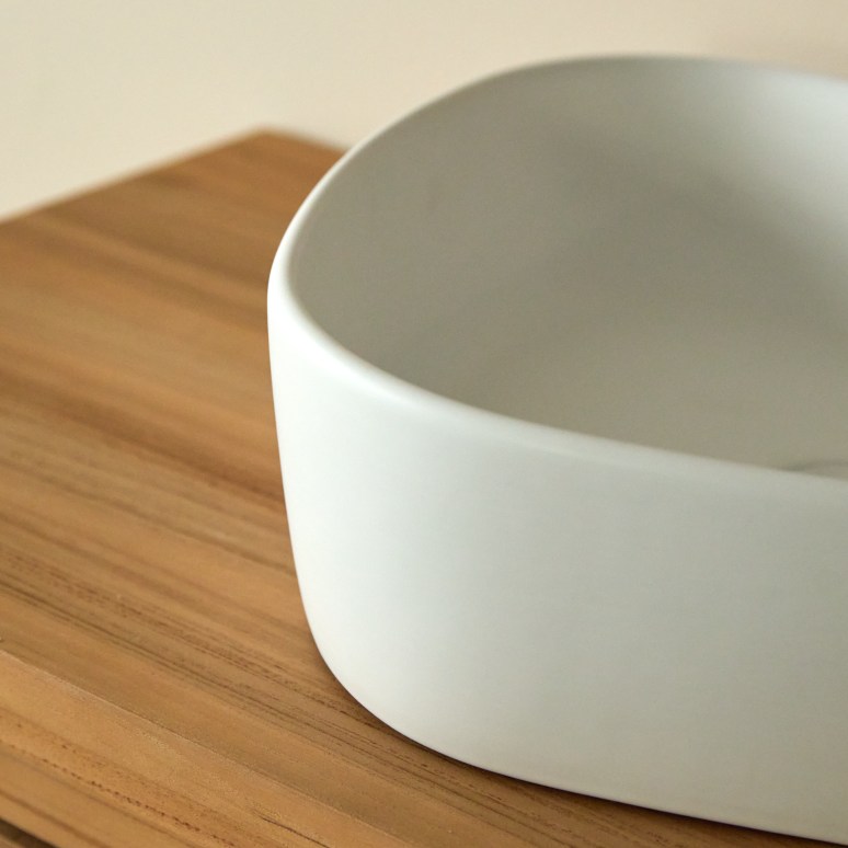 Julia - Washbasin in ceramic, w. 44 cm