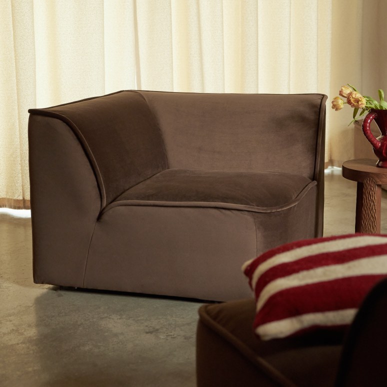 Quinto - Canapé d'angle droit modulable en tissu marron, 4-5 places