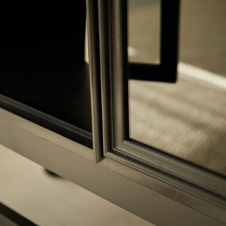 Anna - Vajillero alto acristalado con patas de mindi 120 cm