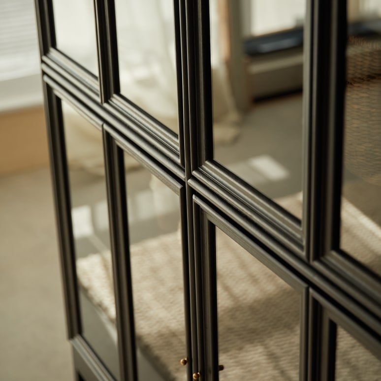 Anna - Vitrinebuffet van mindihout met glazen deuren op poten 120 cm