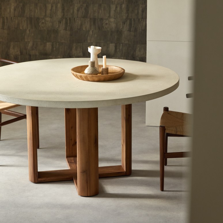 Rose May - Round table in solid acacia and off-white cement for 4/6 people.
