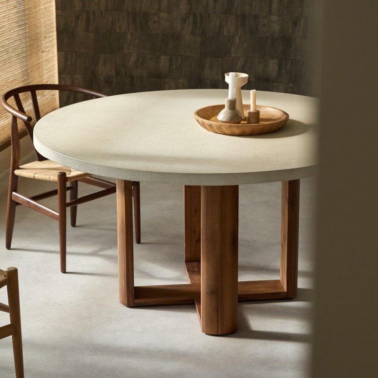 Rose May - Round table in solid acacia and off-white cement for 4/6 people.