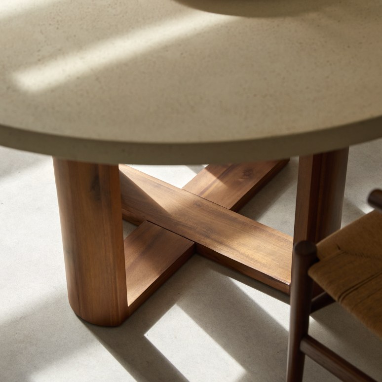 Rose May - Ronde tafel van massief acaciahout en écru cement voor 4/6 personen.