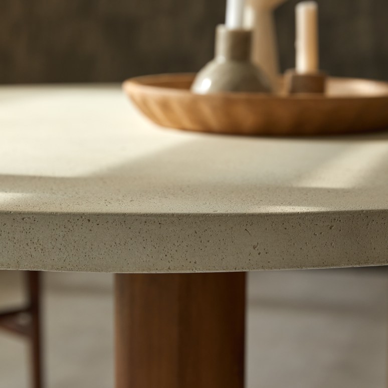 Rose May - Round table in solid acacia and off-white cement for 4/6 people.
