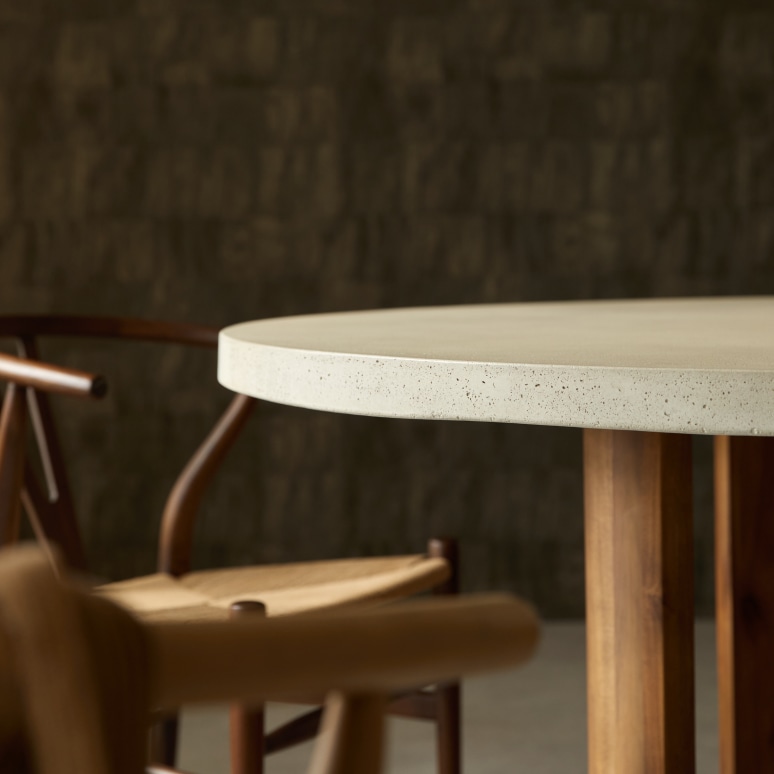 Rose May - Ronde tafel van massief acaciahout en écru cement voor 4/6 personen.