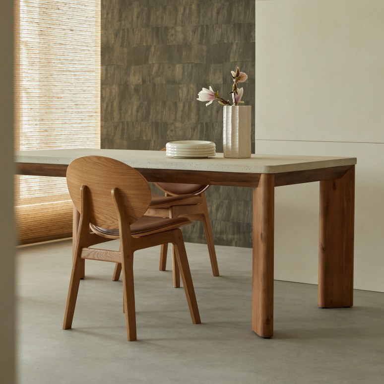 Bianca - Rechthoekige tafel van massief acaciahout en ecru cement voor 6/8 personen.