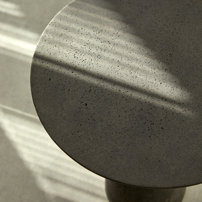 Miguel - Table d'appoint en ciment noir