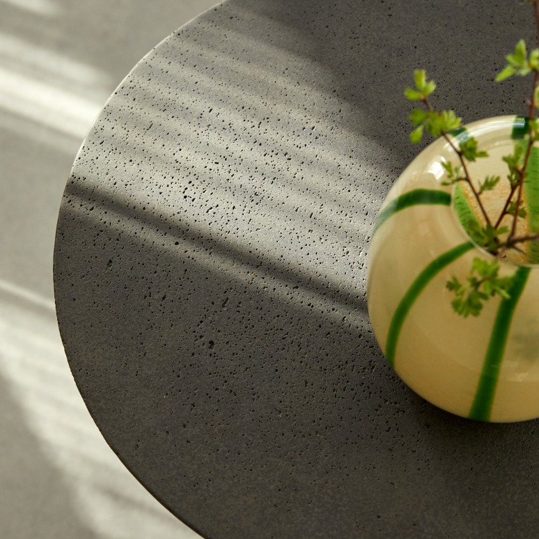 Miguel - Table d'appoint en ciment noir