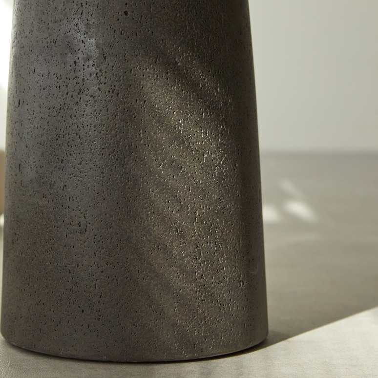 Miguel - Table d'appoint en ciment noir