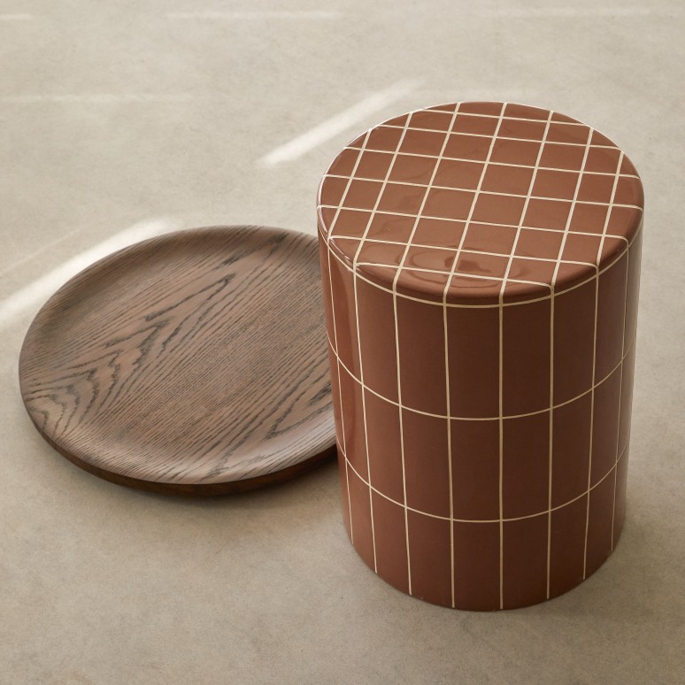 Georges - Terracotta bijzettafel met keramiek-effect en eiken dienblad