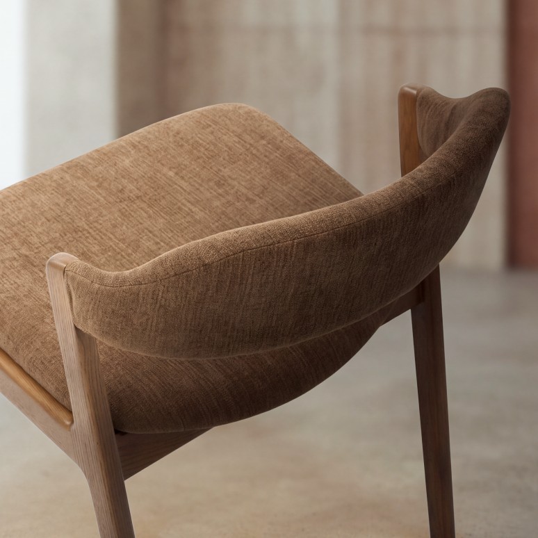 Santino - Chaise en chêne massif et tissu marron