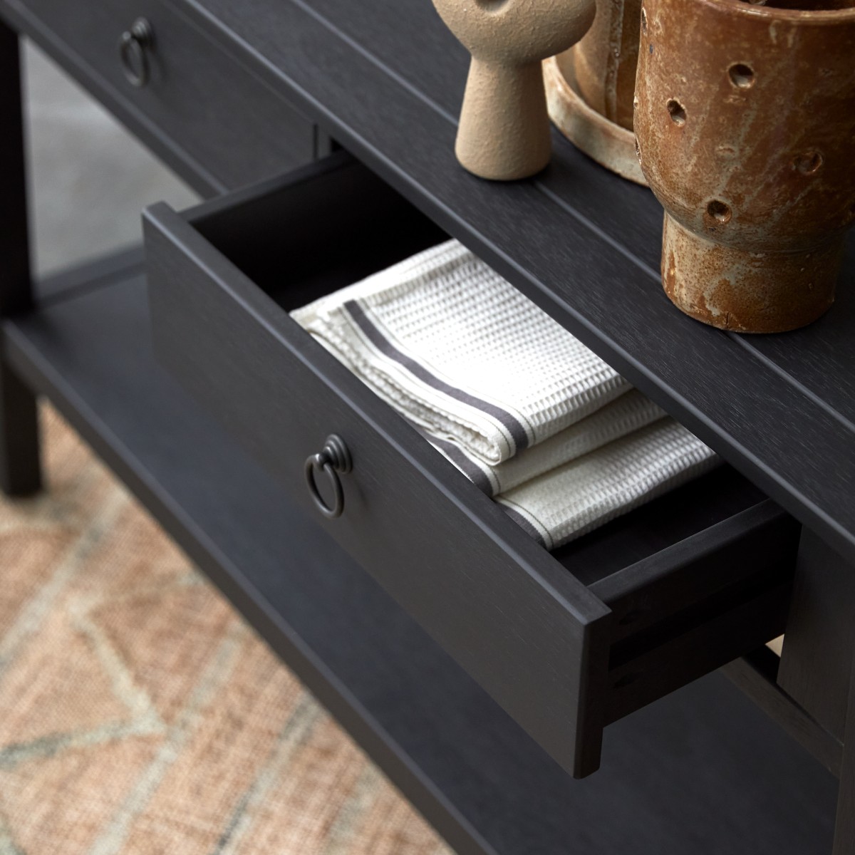 Thaki Black Grenen Bijzettafel met 2 Laden
