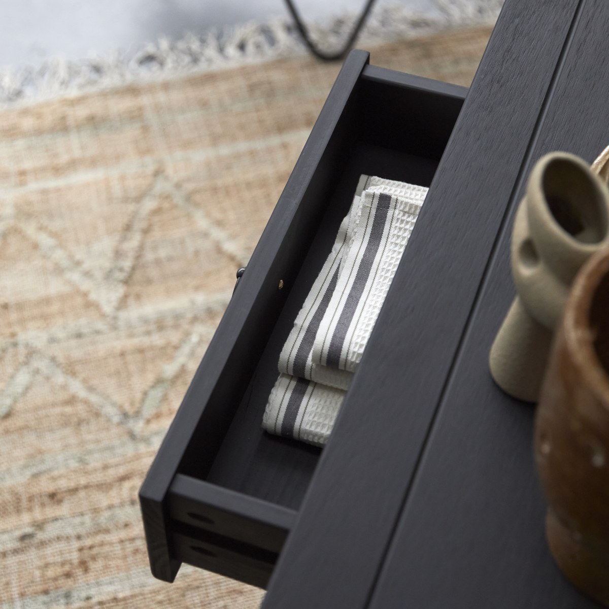Thaki Black Grenen Bijzettafel met 2 Laden