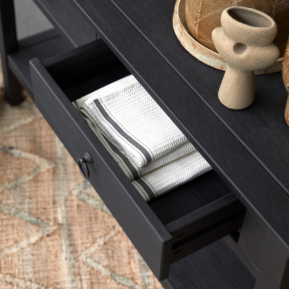 Thaki Black Grenen Bijzettafel met 2 Laden