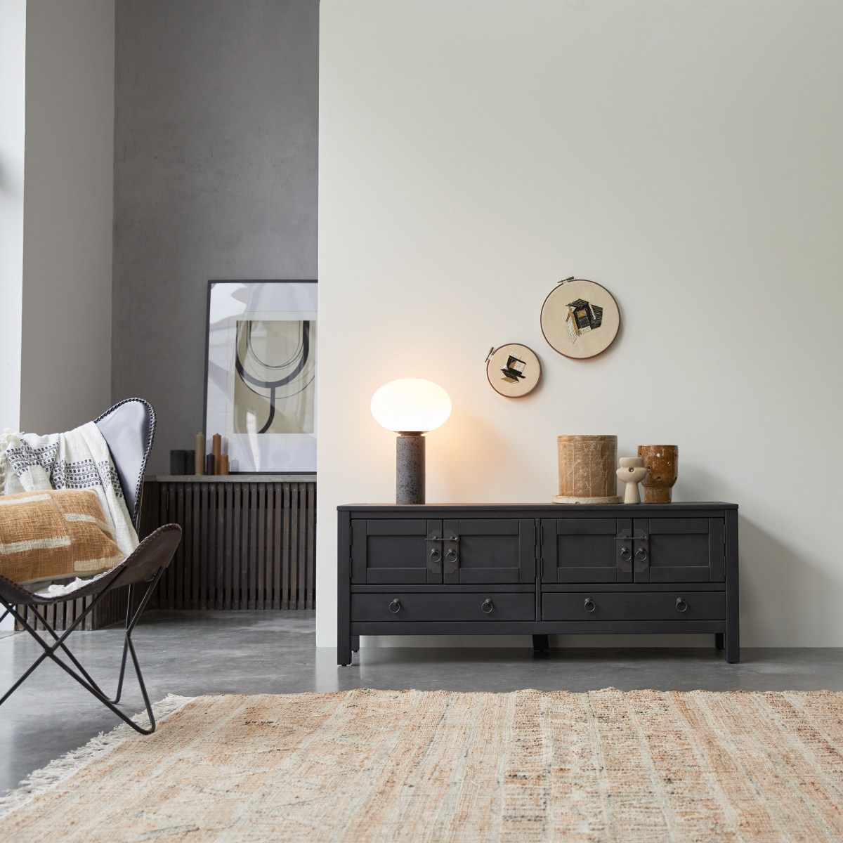 Meuble TV en pin massif 140 Thaki black FSC® - Tikamoon