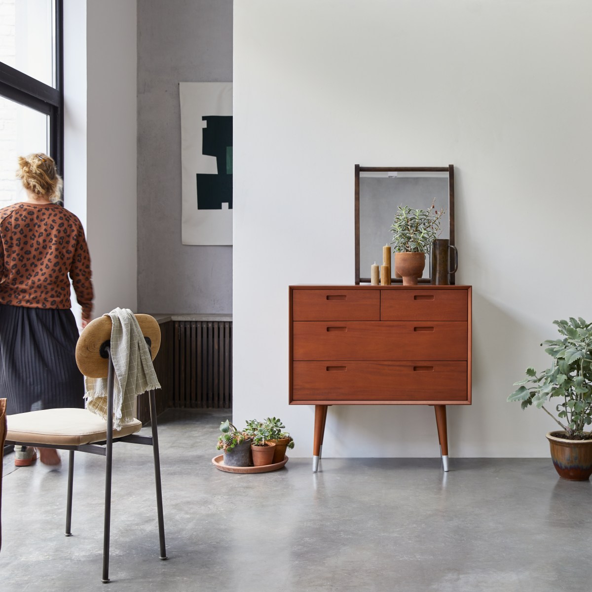 Commode en bois d'acajou massif 4 tiroirs Magda 50's FSC® - Tikamoon