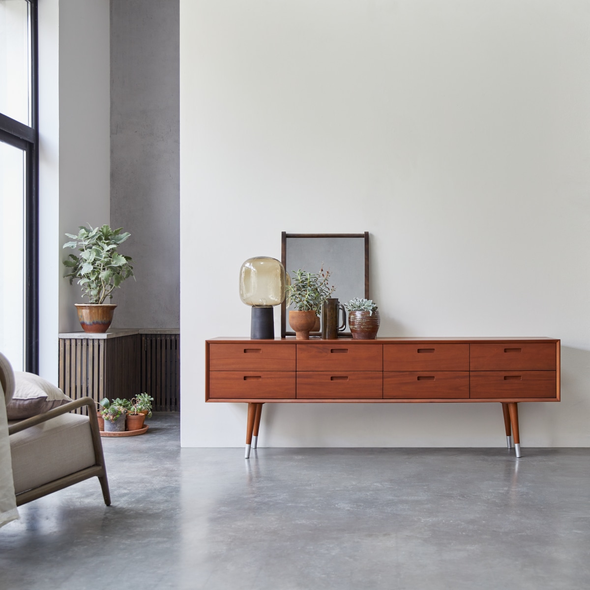 Commode en bois d'acajou massif 8 tiroirs Magda 50's FSC® - Tikamoon